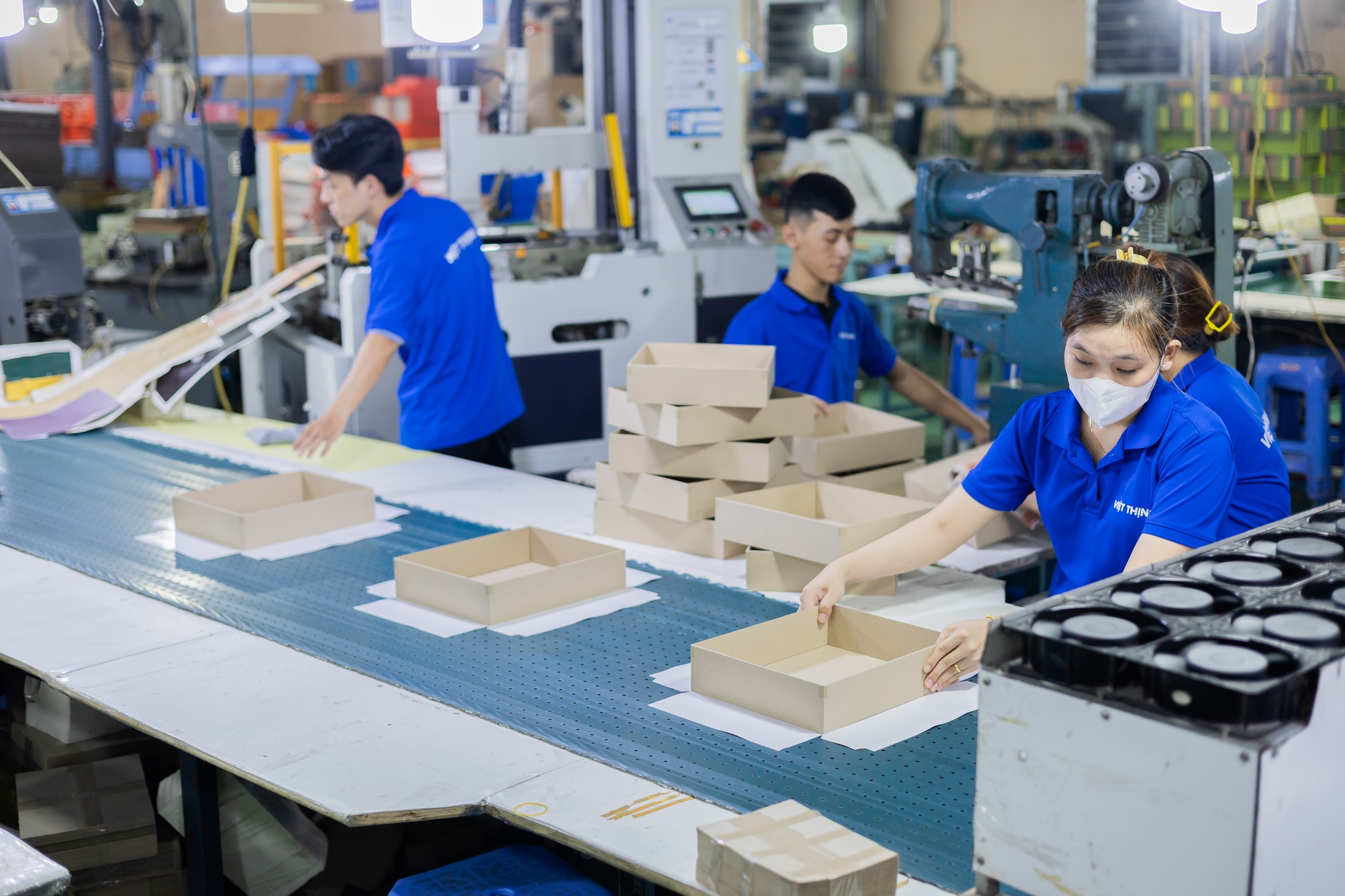 Hình ảnh công nhân kinh nghiệm nhiều năm trong nghề tại xưởng in ấn Việt Thịnh
